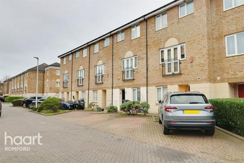 5 bedroom townhouse to rent, Quarles Park Road, Romford