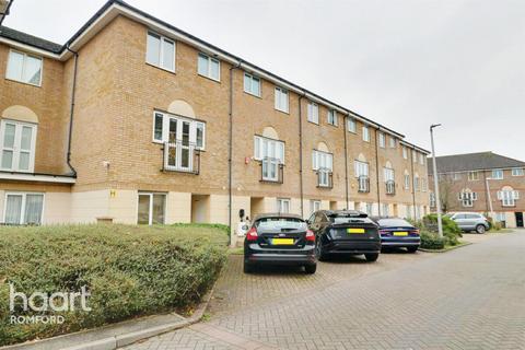 5 bedroom townhouse to rent, Quarles Park Road, Romford