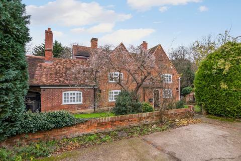 6 bedroom semi-detached house for sale, Chertsey Road, Addlestone, KT15