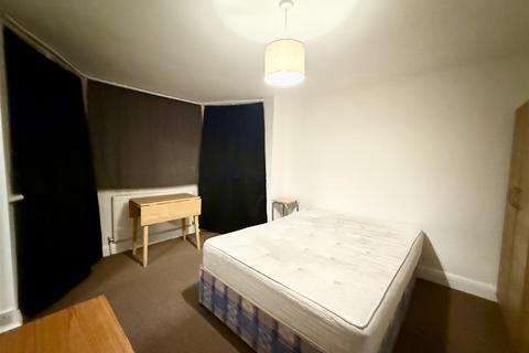 1 bedroom in a house share to rent, Warner Close, Hayes