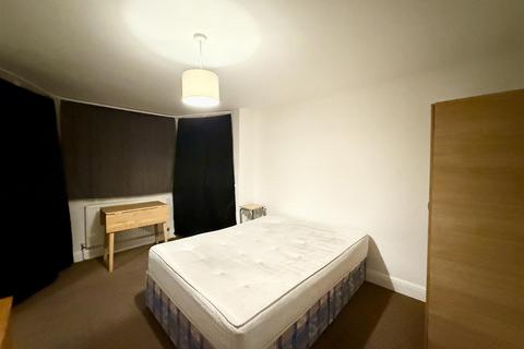 1 bedroom in a house share to rent, Warner Close, Hayes