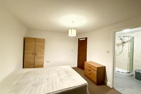 1 bedroom in a house share to rent, Warner Close, Hayes