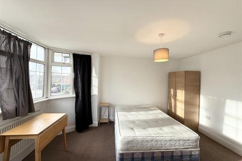 1 bedroom in a house share to rent, Warner Close, Hayes