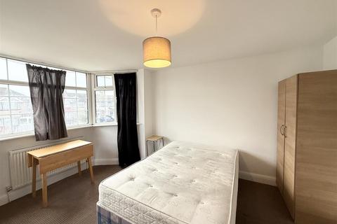 1 bedroom in a house share to rent, Warner Close, Hayes