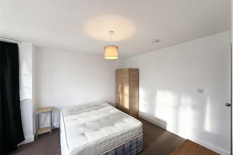 1 bedroom in a house share to rent, Warner Close, Hayes