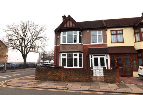 3 bedroom end of terrace house to rent, Hulse Avenue, Barking IG11