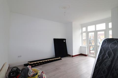 3 bedroom end of terrace house to rent, Hulse Avenue, Barking IG11