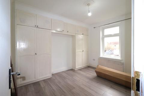 3 bedroom end of terrace house to rent, Hulse Avenue, Barking IG11