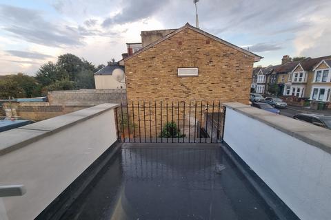 4 bedroom terraced house to rent, Capworth Street, London E10