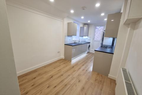 4 bedroom terraced house to rent, Capworth Street, London E10