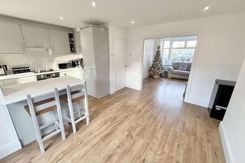 3 bedroom end of terrace house for sale, Warbreck Hill Road, North Shore FY2