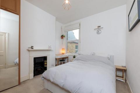 2 bedroom flat to rent, Avarn Road, London SW17