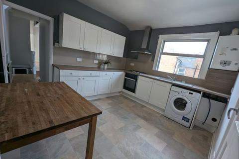 3 bedroom flat to rent, Woodbury Street, London, SW17