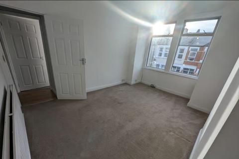 3 bedroom flat to rent, Woodbury Street, London, SW17