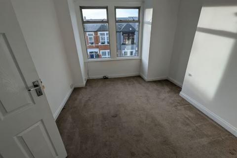 3 bedroom flat to rent, Woodbury Street, London, SW17