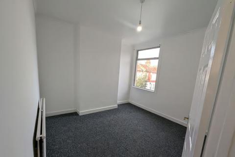 3 bedroom flat to rent, Woodbury Street, London, SW17