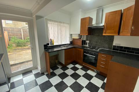 2 bedroom terraced house to rent, 18 Wedderburn Road Barking IG11 7XG