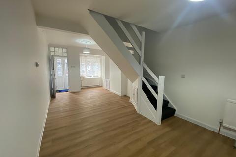 2 bedroom terraced house to rent, 18 Wedderburn Road Barking IG11 7XG