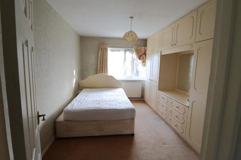 2 bedroom flat to rent, Poplar Way, Ilford IG6