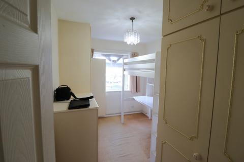 2 bedroom flat to rent, Poplar Way, Ilford IG6