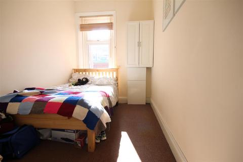 2 bedroom flat to rent, Warton Terrace, Heaton