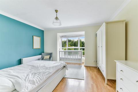 16 Farriers Close, Epsom, KT17 1LS