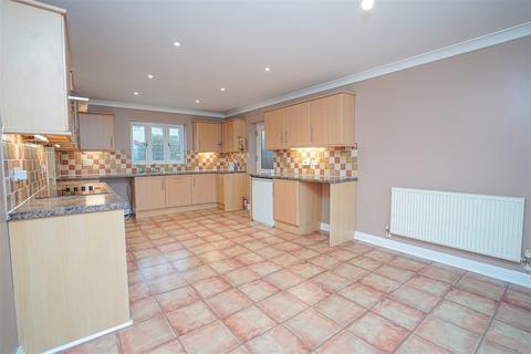 4 bedroom detached house to rent, Fore Street, Langtree, Torrington