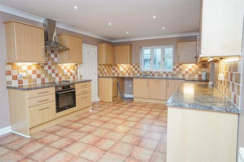 4 bedroom detached house to rent, Fore Street, Langtree, Torrington