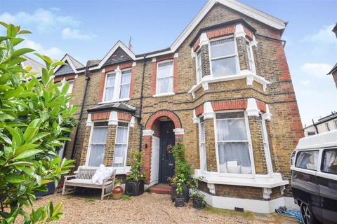 Studio to rent, Queens Road, Wimbledon SW19