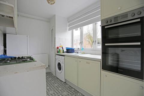 2 bedroom flat to rent, Margaret Way, Ilford, Redbridge, IG4