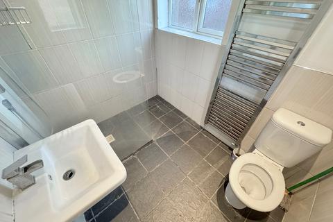 4 bedroom semi-detached house to rent, Hounslow TW5