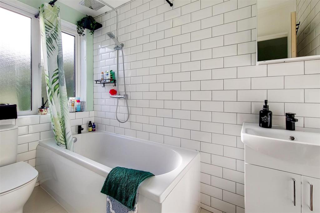 7 Bathroom-0.jpg