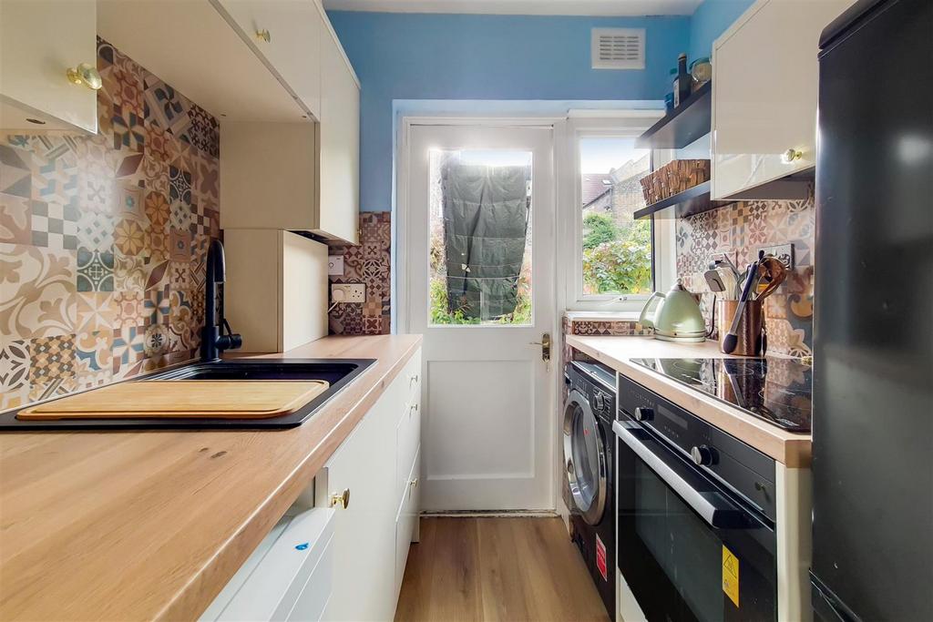 6 Kitchen-0.jpg