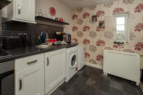 2 bedroom flat for sale, Bradford Road, Tingley WF3