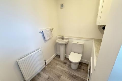 3 bedroom end of terrace house to rent, Roberts Way, Newton Abbot, TQ12