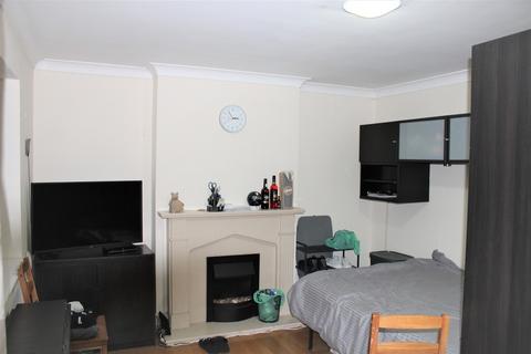 2 bedroom ground floor flat for sale, Longwood Gardens, Clayhall IG5