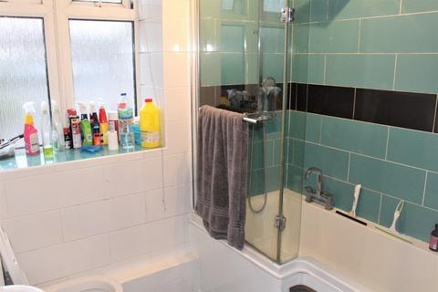 2 bedroom ground floor flat for sale, Longwood Gardens, Clayhall IG5