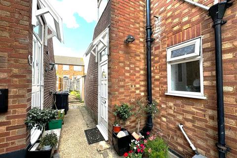 2 bedroom ground floor flat for sale, Vincent Close, Ilford IG6