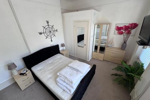 Studio to rent, 25 The Triangle, Bournemouth, BH2 5SE