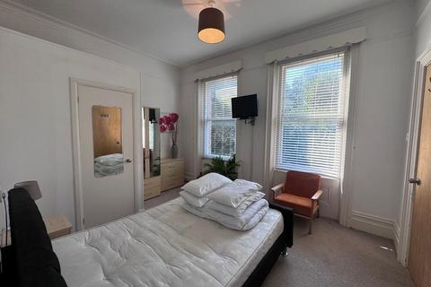 Studio to rent, 25 The Triangle, Bournemouth, BH2 5SE