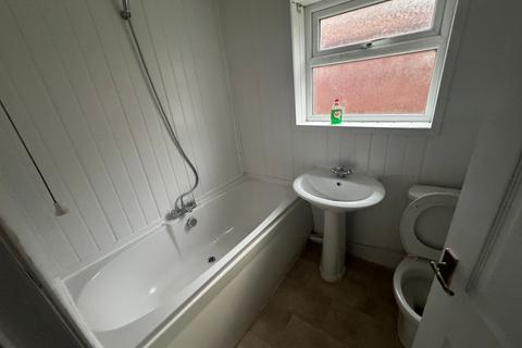 2 bedroom flat to rent, Portland Street, Gateshead NE10