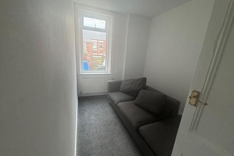 2 bedroom flat to rent, Portland Street, Gateshead NE10