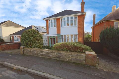 4 bedroom detached house to rent, Parley Road, Bournemouth BH9