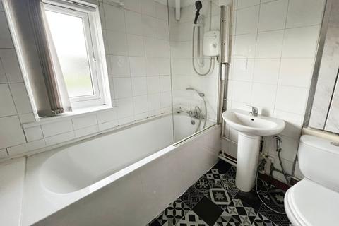 3 bedroom semi-detached house to rent, Birmingham B42