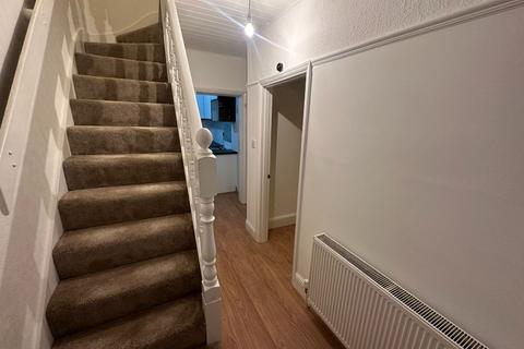 3 bedroom semi-detached house to rent, Stockingstone Road, Luton