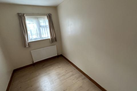 2 bedroom flat to rent, Courtland Avenue, Ilford IG1