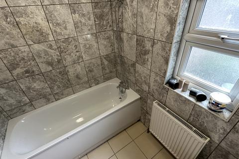 2 bedroom flat to rent, Courtland Avenue, Ilford IG1