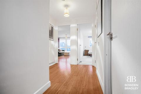 1 bedroom flat for sale, Churchfields, London