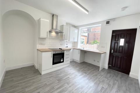 2 bedroom townhouse to rent, Castlefield Street, Stoke-On-Trent ST4