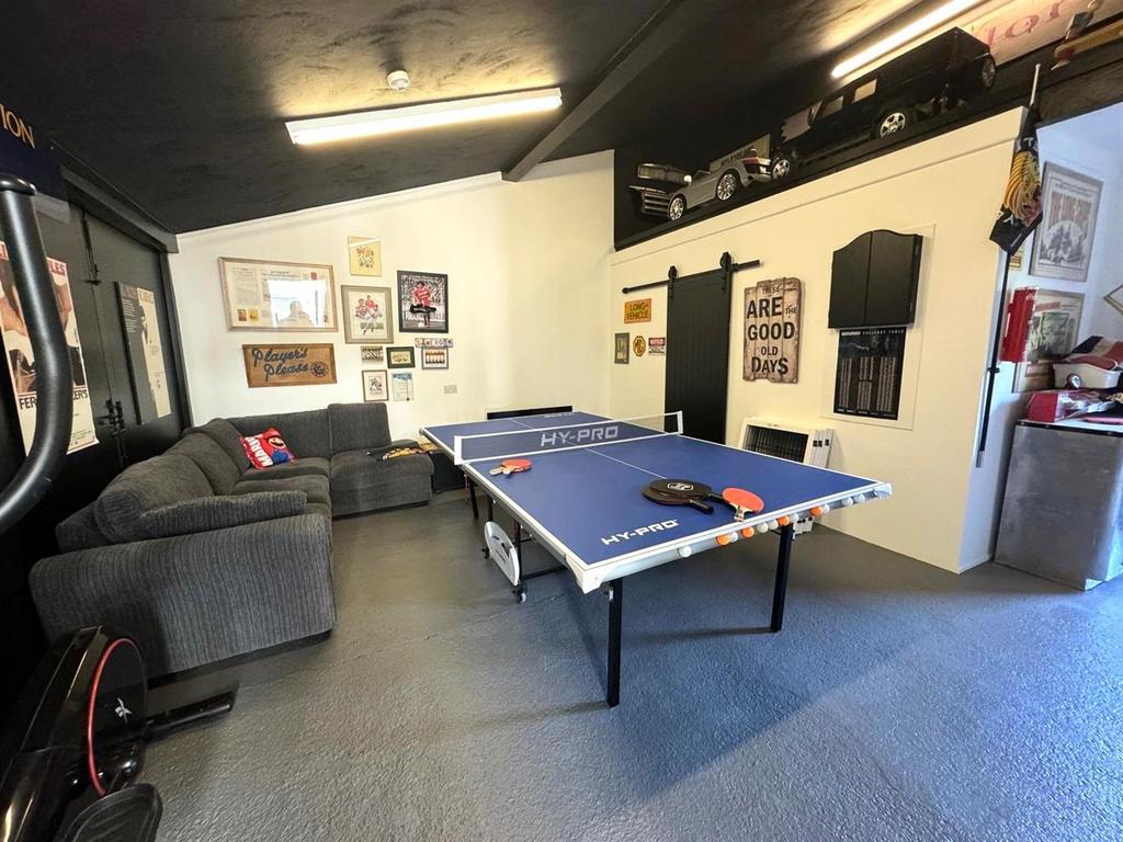 Double Garage/Games Room